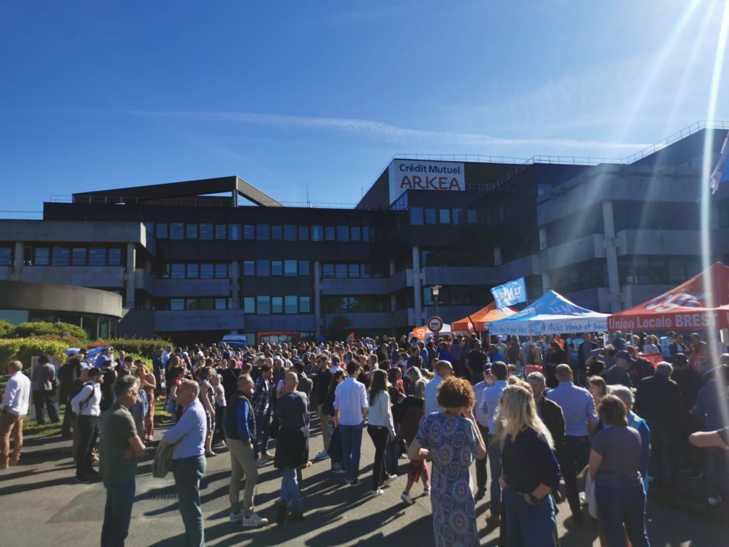 📢 Grève jour 2 ! Encore plus de monde devant Mirabeau ! Bravo.